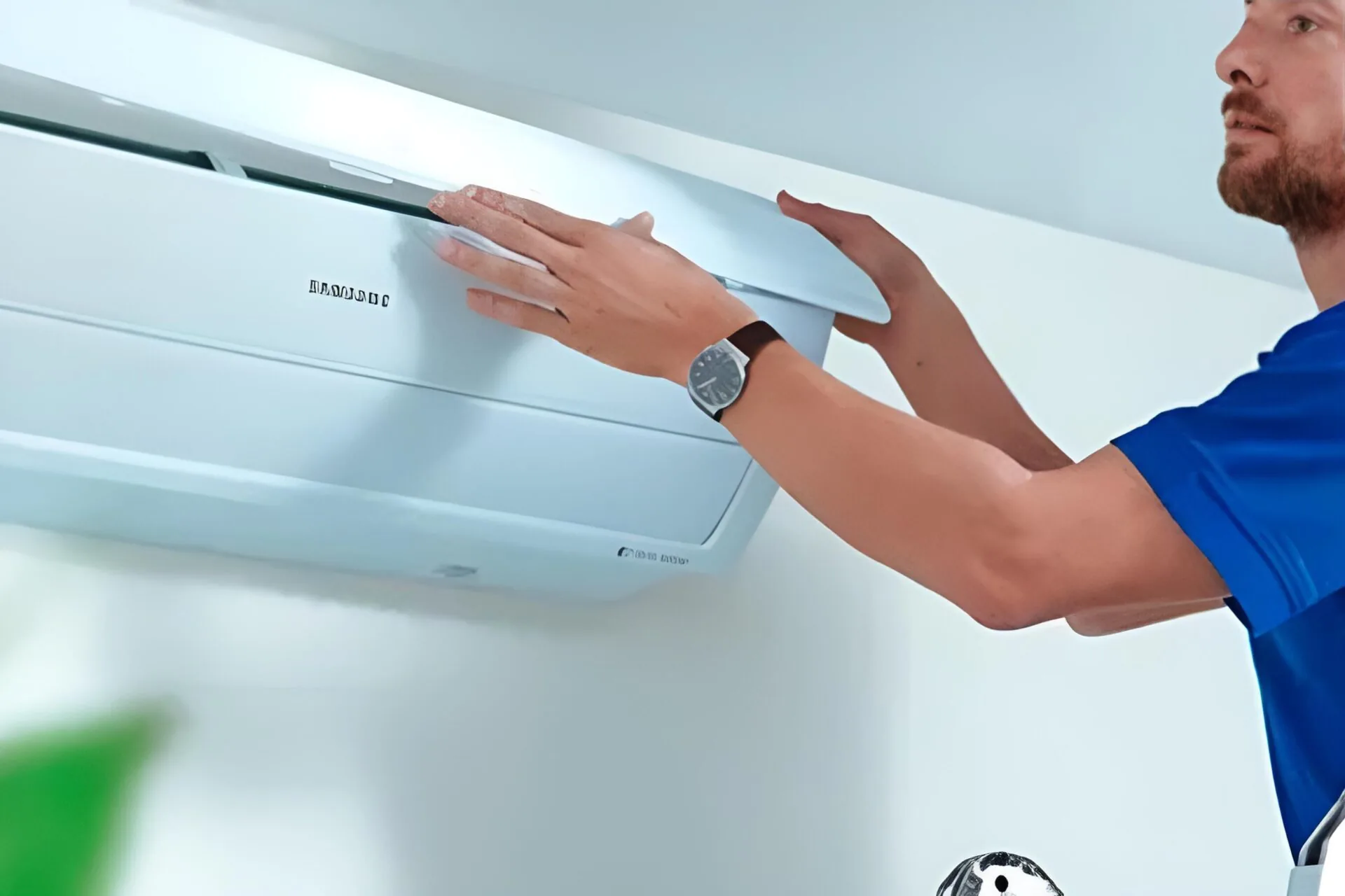 Técnico revisando un aire acondicionado Samsung